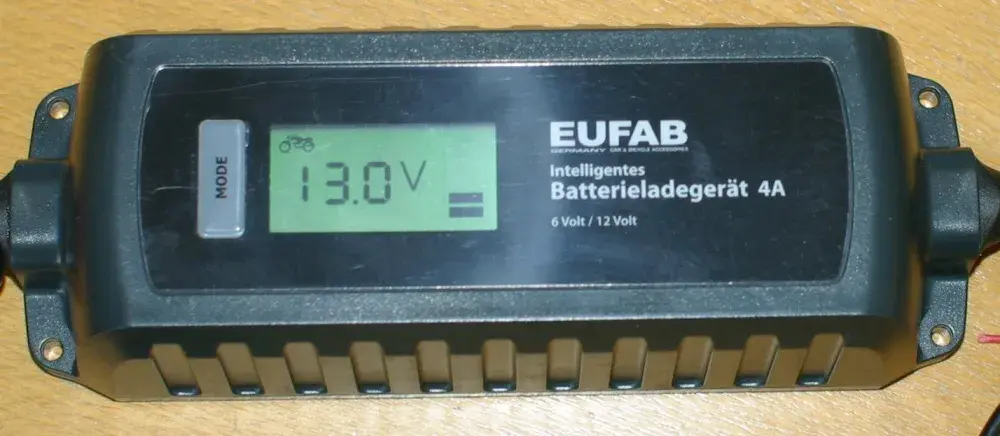 EUFAB helautomatisk batterilader 6/12 V 4A med LCD-skjerm